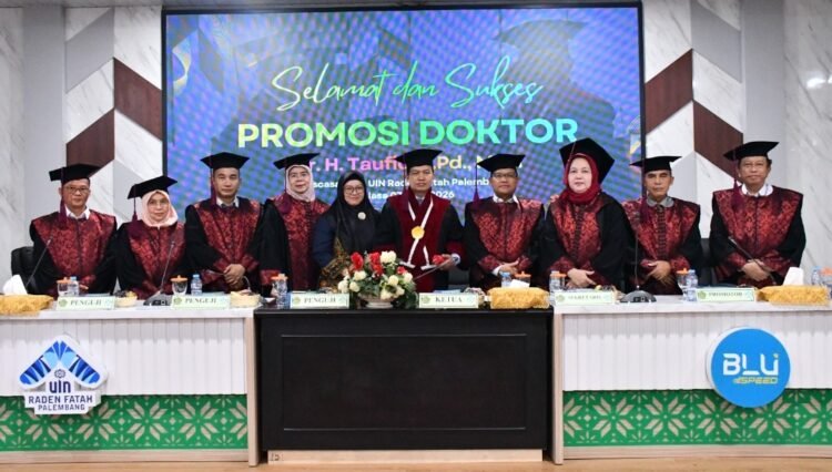 Selesaikan Sidang Terbuka, Kabag TU Kanwil Kemenag Sumsel H. Taufiq Resmi Raih Gelar Doktor ke-299 UIN Raden Fatah Palembang