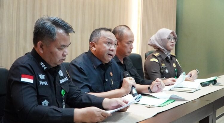 KEJATI Sumsel Tahan Lima Tersangka Dugaan Tipikor Pemberian Fasilitas Pinjaman Dari Salah Satu Bank Pemerintah Kepada PT.BSS dan PT.SAL