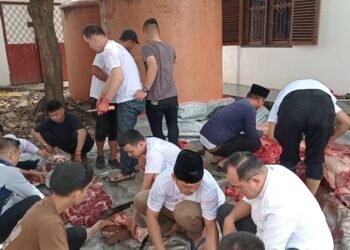 Ratusan Bungkus Daging Kurban Dibagikan, Ini Disampaikan Sekda Sumsel