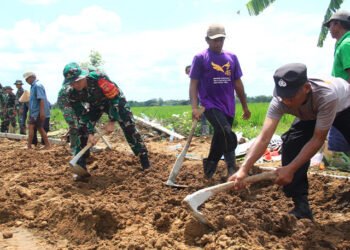 Mencangkul Bersama Warga