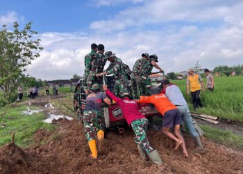 Mobil Matrial Terjebak di Lumpur