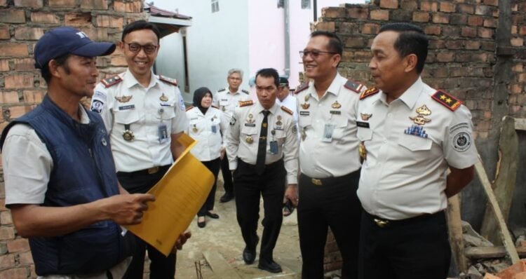 Kepala Kanwil Ditjenpas Sumsel Erwedi Supriyatno Bersama UPT Pemasyarakatan Kota Palembang Tinjau Progres Bedah Rumah