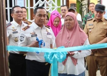 Kakanwil Ditjenpas Sumsel Erwedi Supriyatno Serahkan Kunci Program Bedah Rumah untuk Warga Palembang