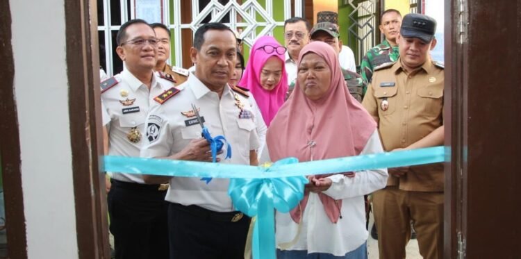 Kakanwil Ditjenpas Sumsel Erwedi Supriyatno Serahkan Kunci Program Bedah Rumah untuk Warga Palembang
