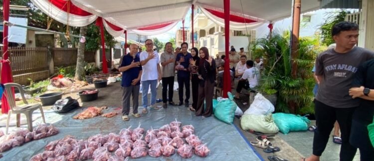 Idul Adha 1447 H, Fauzi Amro Bersama Firmansyah Serta Ali Subri Bagikan Daging Kurban kepada Warga Palembang