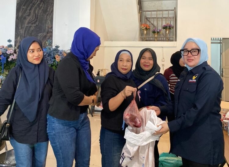 Wujud Syukur dan Kepedulian, Hj Diana Potong 9 Ekor Sapi Kurban di Tiga Kecamatan
