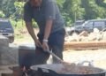 Kesederhanaan Wagub Cik Ujang Bikin Salfok, Ikut Masak di Dapur Warga