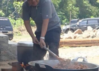 Kesederhanaan Wagub Cik Ujang Bikin Salfok, Ikut Masak di Dapur Warga