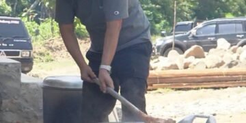 Kesederhanaan Wagub Cik Ujang Bikin Salfok, Ikut Masak di Dapur Warga
