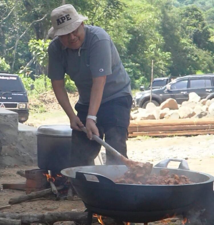 Kesederhanaan Wagub Cik Ujang Bikin Salfok, Ikut Masak di Dapur Warga