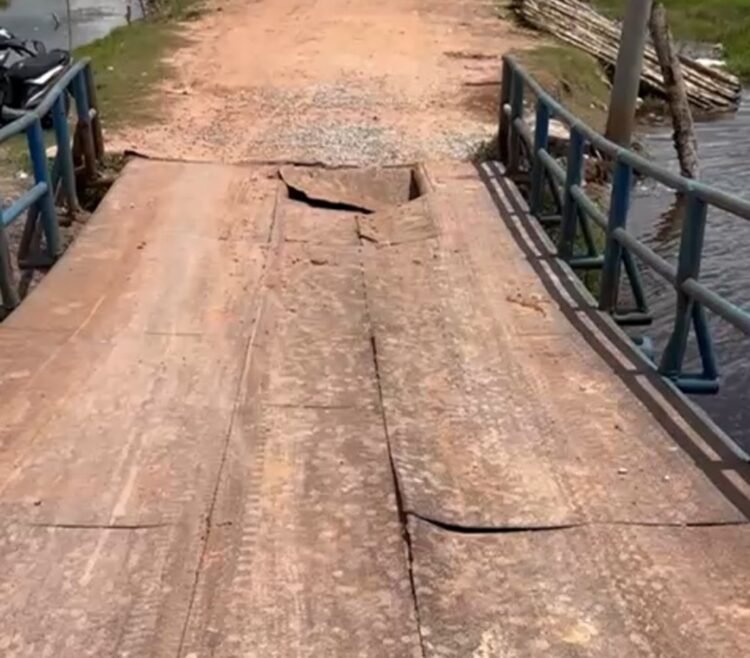 Jembatan Desa Sungai Jeruju Rusak Parah Akibat Banjir dan Tanah Longsor, Warga Harapkan Penanganan Segera
