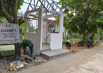 Semangat Tak Pernah Surut, Personel Satgas TMMD Ke-129 Kodim 0418/Palembang Terus Sempurnakan Pembangunan Pos Kamling