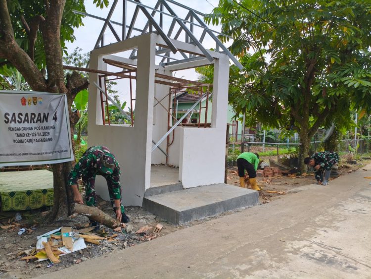 Semangat Tak Pernah Surut, Personel Satgas TMMD Ke-129 Kodim 0418/Palembang Terus Sempurnakan Pembangunan Pos Kamling