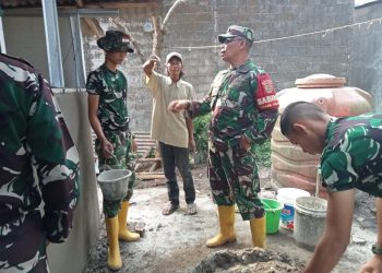 Di Bawah Terik Matahari, Tujuh Prajurit TMMD Ke-129 Kodim 0418/Palembang Terus Bekerja Wujudkan Rumah Layak Huni bagi Bapak Fernando