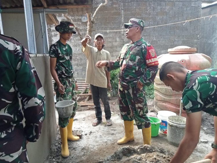 Di Bawah Terik Matahari, Tujuh Prajurit TMMD Ke-129 Kodim 0418/Palembang Terus Bekerja Wujudkan Rumah Layak Huni bagi Bapak Fernando