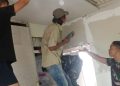 Memasuki Hari Ke-17 TMMD ke-129, Satgas Kodim 0418/Palembang Kebut Pemasangan Plafon Rumah Bapak Fernando
