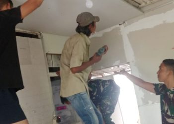 Memasuki Hari Ke-17 TMMD ke-129, Satgas Kodim 0418/Palembang Kebut Pemasangan Plafon Rumah Bapak Fernando
