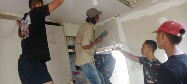 Memasuki Hari Ke-17 TMMD ke-129, Satgas Kodim 0418/Palembang Kebut Pemasangan Plafon Rumah Bapak Fernando