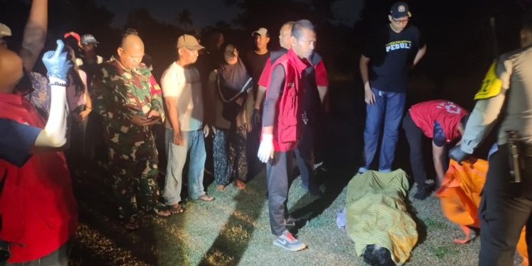 Gerak Cepat Babinsa Koramil 418-05/Lemabang Bantu Evakuasi Korban Tenggelam di Aliran Sungai Kawasan Lapangan Golf