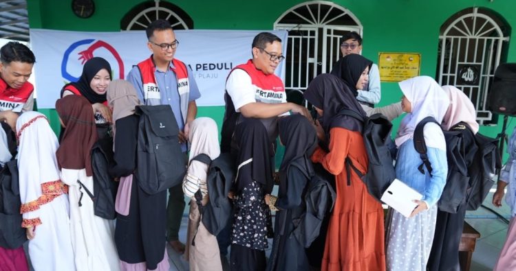 Relawan Pertamina Peduli Sumbang Paket Sekolah Baru Untuk 110 Siswa, Nyalakan Mimpi Masa Depan