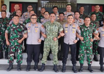 DANDIM PALEMBANG MENERIMAH SILAHTURAHMI KAPOLRESTA PALEMBANG DI MAKODIM PALEMBANG BENTUK SOLIDITAS TNI DAN PORI DI KOTA PALEMBANG