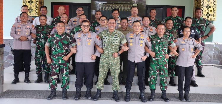 DANDIM PALEMBANG MENERIMAH SILAHTURAHMI KAPOLRESTA PALEMBANG DI MAKODIM PALEMBANG BENTUK SOLIDITAS TNI DAN PORI DI KOTA PALEMBANG