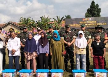 Ratusan Warga Talang Jambe Tersenyum Bahagia Terima Bantuan Sembako pada Pembukaan TMMD ke-129