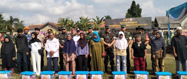 Ratusan Warga Talang Jambe Tersenyum Bahagia Terima Bantuan Sembako pada Pembukaan TMMD ke-129