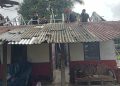 Atap Lama Dibongkar, Harapan Baru Dibangun: Satgas TMMD ke-129 Kodim 0418/Palembang Percepat Rehab Rumah Bapak Karyo