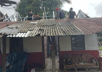 Atap Lama Dibongkar, Harapan Baru Dibangun: Satgas TMMD ke-129 Kodim 0418/Palembang Percepat Rehab Rumah Bapak Karyo