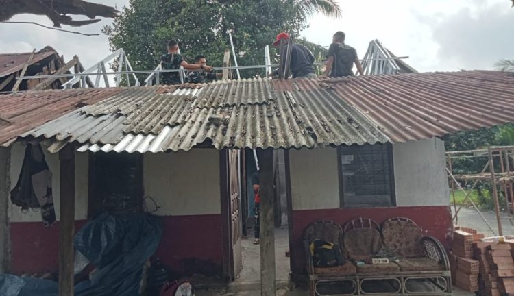 Atap Lama Dibongkar, Harapan Baru Dibangun: Satgas TMMD ke-129 Kodim 0418/Palembang Percepat Rehab Rumah Bapak Karyo