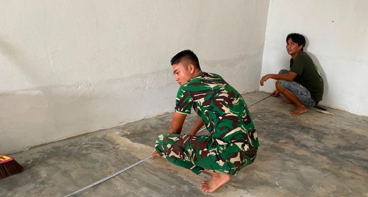 TMMD Kodim 0418/Palembang Percepat Finishing Mushola Baitul Magfurin, Keramik Dipasang hingga Area Sekitar Dirapikan