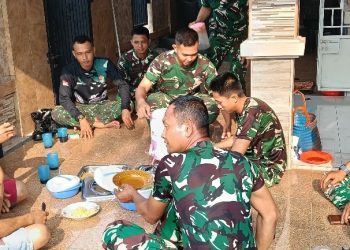 Anggota Satgas TMMD ke-129 Kodim 0418/Palembang Makan Siang Bersama Warga di Rumah Ibu Suwarni