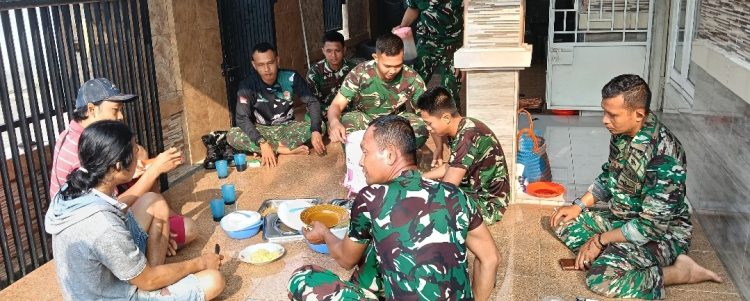 Anggota Satgas TMMD ke-129 Kodim 0418/Palembang Makan Siang Bersama Warga di Rumah Ibu Suwarni