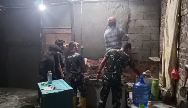 Satgas TMMD ke-129 Kodim 0418/Palembang Terus Kebut Rehab RTLH Milik Ibu Sumilah