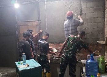 Hari Ketujuh TMMD Ke-129, Satgas Kodim 0418/Palembang Percepat Rehab Rumah Ibu Sumilah Demi Hunian yang Lebih Layak