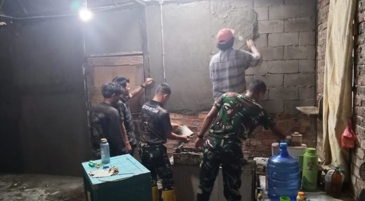 Hari Ketujuh TMMD Ke-129, Satgas Kodim 0418/Palembang Percepat Rehab Rumah Ibu Sumilah Demi Hunian yang Lebih Layak