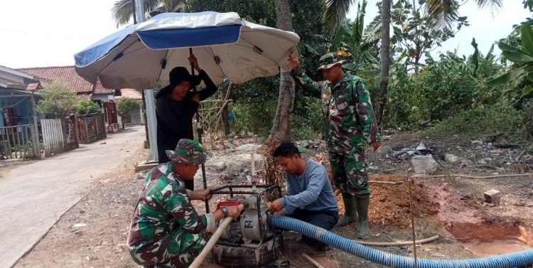 Tak Kenal Lelah, Satgas TMMD Ke-129 Kodim 0418/Palembang Terus Berjuang Lanjutkan Pengerjaan Sumur Bor Demi Air Bersih untuk Mushola Hidayatullah