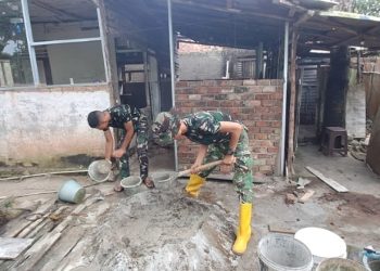 Di Bawah Terik Matahari, Hari Kedelapan TMMD Prajurit dan Warga Bahu Membahu Wujudkan Rumah Layak untuk Bapak Fernando