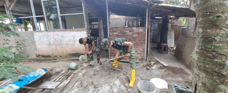 Di Bawah Terik Matahari, Hari Kedelapan TMMD Prajurit dan Warga Bahu Membahu Wujudkan Rumah Layak untuk Bapak Fernando