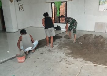 Keramik Mulai Terpasang, Senyum Warga Mengiringi Rehab Mushola Baitul Maghfurin