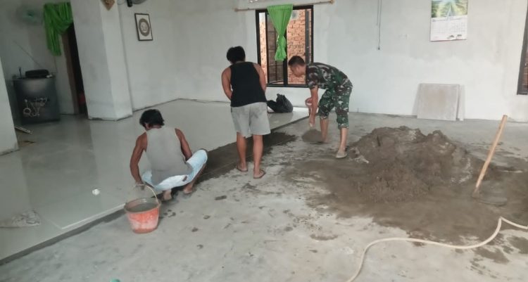 Keramik Mulai Terpasang, Senyum Warga Mengiringi Rehab Mushola Baitul Maghfurin