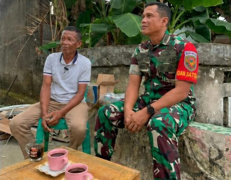 Dansatgas TMMD Kodim 0418/Palembang Kolonel Arh Erik Novianto, S.Sos. Komsos Bersama Tokoh Masyarakat di Lokasi TMMD Ke-129