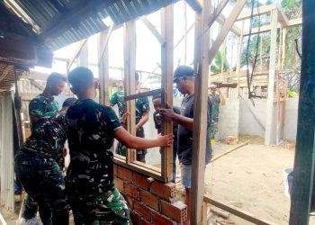 Di Balik Rangka Atap yang Berdiri, Harapan Baru Ibu Sriyanti Mulai Dibangun Satgas TMMD Kodim 0418/Palembang