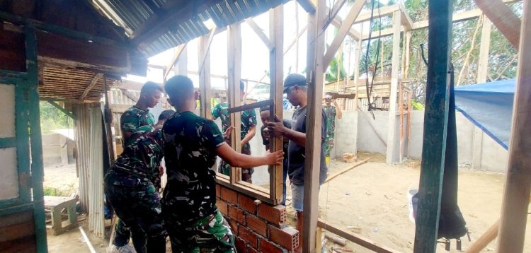 Di Balik Rangka Atap yang Berdiri, Harapan Baru Ibu Sriyanti Mulai Dibangun Satgas TMMD Kodim 0418/Palembang