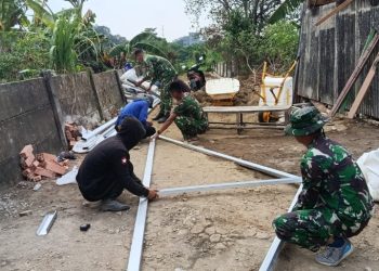 Tak Hanya Menjaga Negeri, Prajurit TMMD Kodim 0418/Palembang Membangun Membangun Rumah dan Asa Ibu Sriyanti
