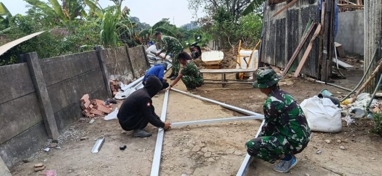 Tak Hanya Menjaga Negeri, Prajurit TMMD Kodim 0418/Palembang Membangun Membangun Rumah dan Asa Ibu Sriyanti