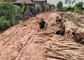 Ditengah Jalan Berlumpur Pasca Hujan, Prajurit TMMD Kodim 0418/Palembang Terus Memancang Harapan untuk Warga Talang Jambe