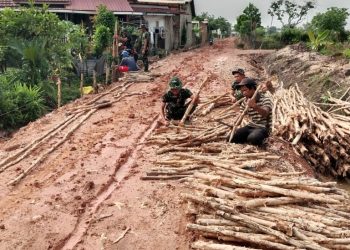 Ditengah Jalan Berlumpur Pasca Hujan, Prajurit TMMD Kodim 0418/Palembang Terus Memancang Harapan untuk Warga Talang Jambe