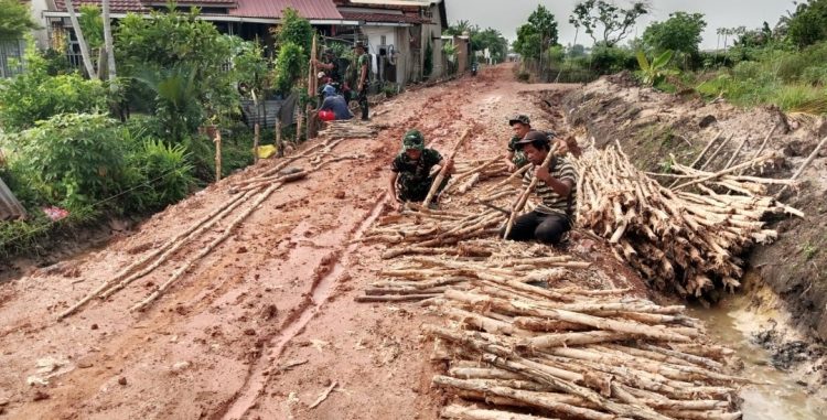 Ditengah Jalan Berlumpur Pasca Hujan, Prajurit TMMD Kodim 0418/Palembang Terus Memancang Harapan untuk Warga Talang Jambe